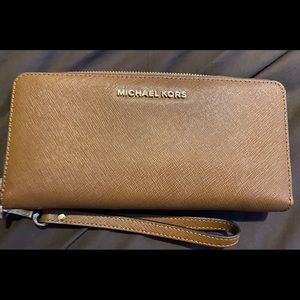 Micheal Kors tan wallet